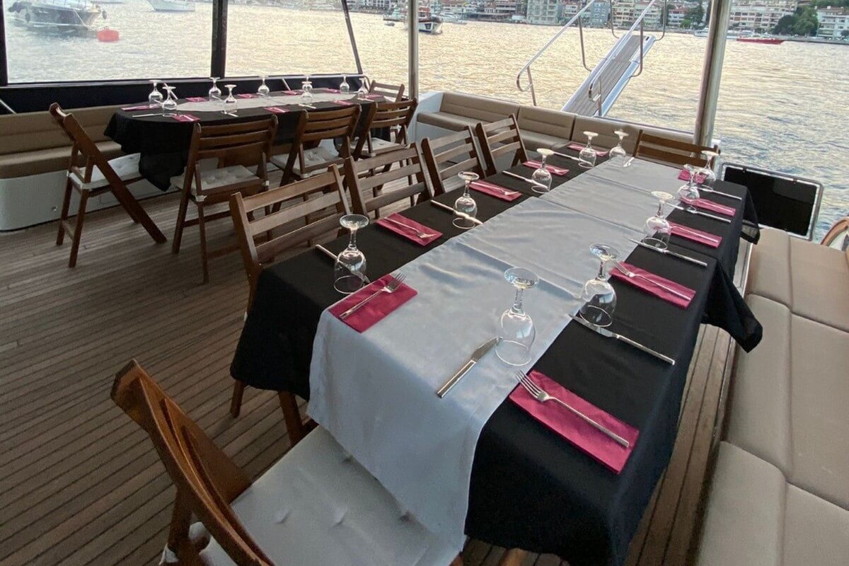Kesisleme Yacht Dining Table