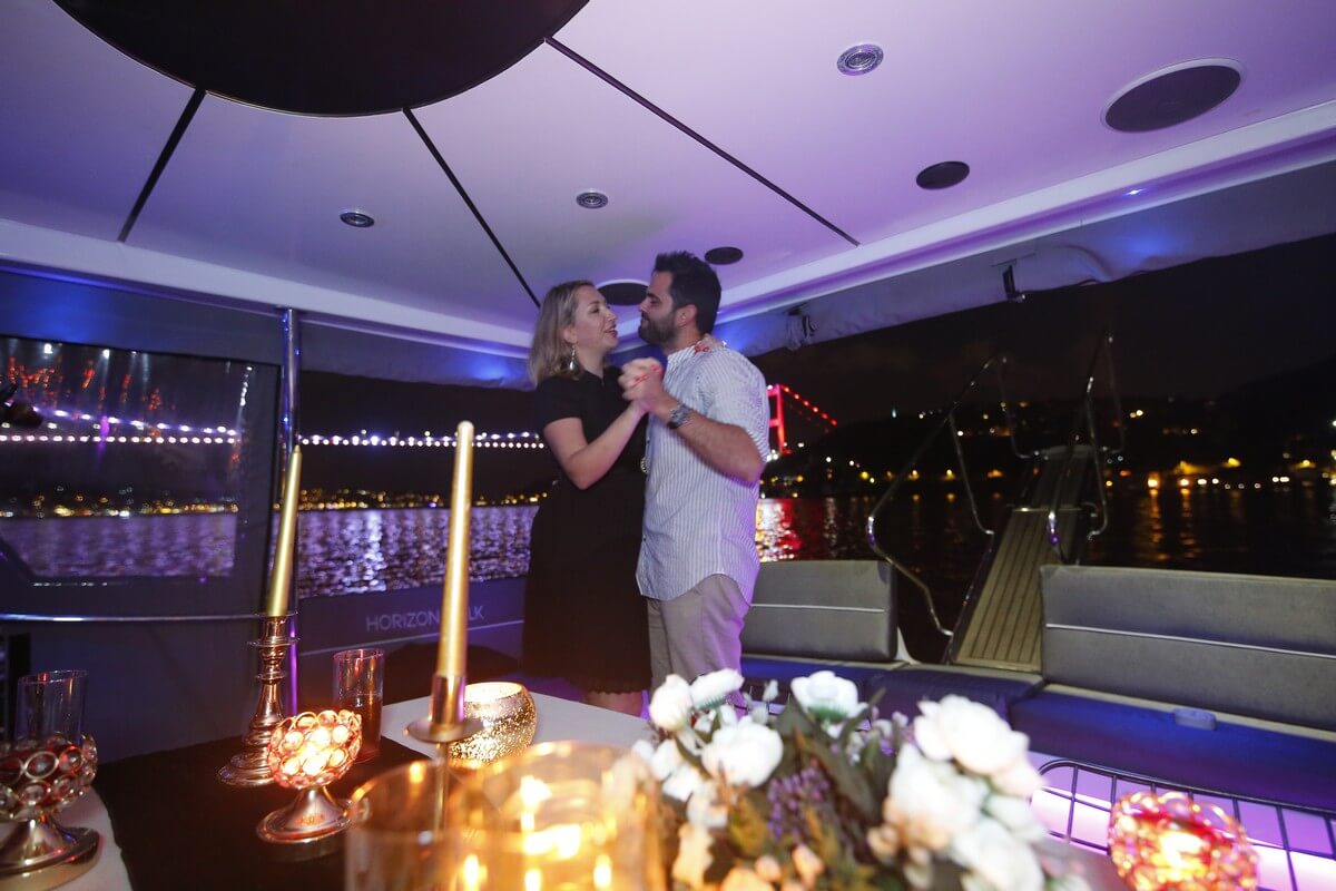 Romantic Dinner and Dancing on the Yacht