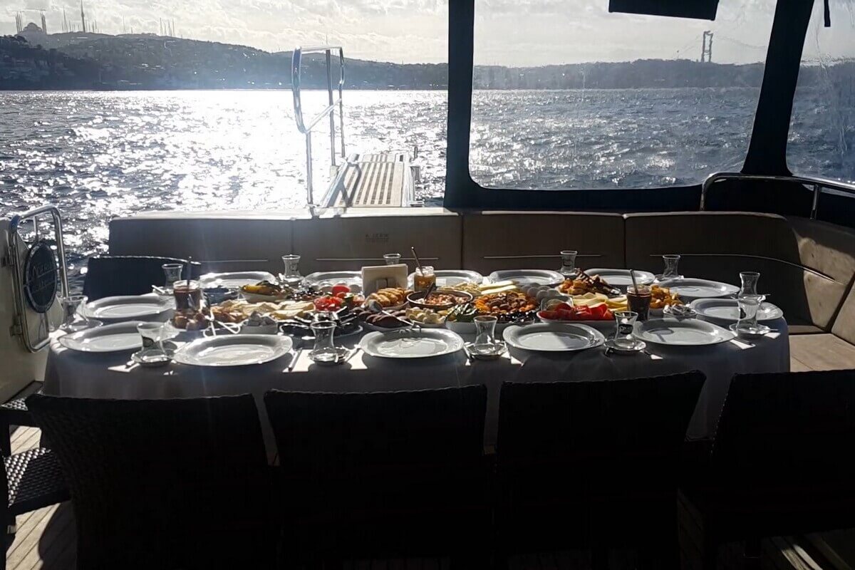 Breakfast Tour on the Yacht