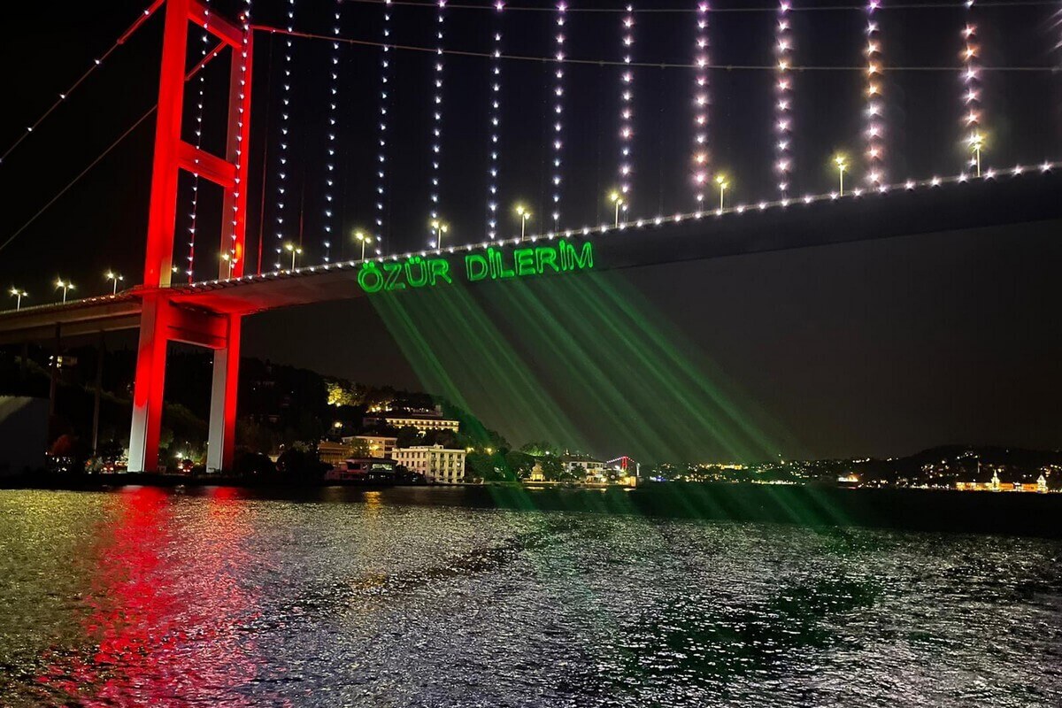 Writing an apology message with a laser on the Bosphorus bridge