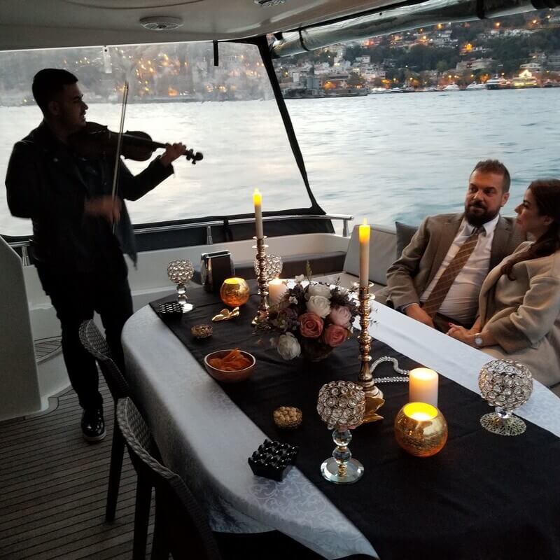 Bir Yüzük, Bir Yat, Bir Cevap: Boğaz'da Evlenme Teklifi