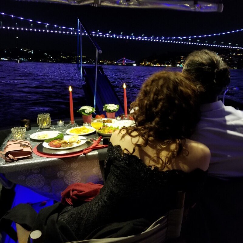 Elegant Yet Comfortable Outfit Ideas for a Yacht Dinner