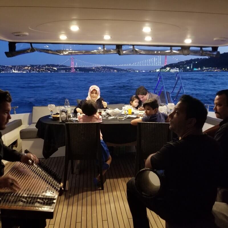 How to Celebrate a Wedding Anniversary on a Yacht with Your Kids?