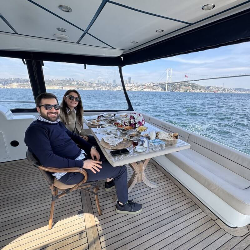 Güne Aşkla Başla: Yatta 2 Kişilik Kahvaltı Keyfi