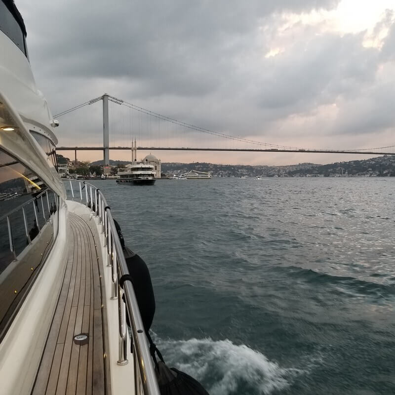 What Are the Earliest and Latest Hours for Yacht Rentals?