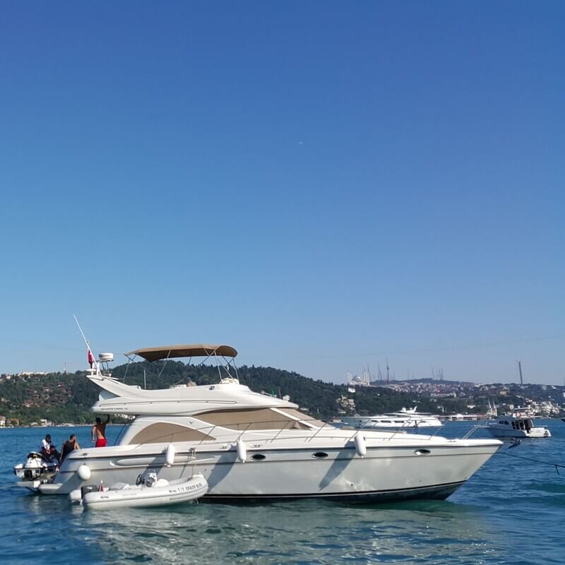 İstanbul'da Lüks Görünümlü, Uygun Fiyatlı Yat Kiralamak Mümkün mü?