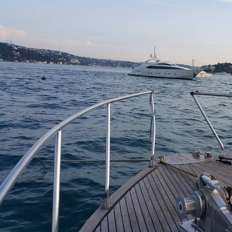 Should I Rent a Yacht on the Weekend or Weekday?