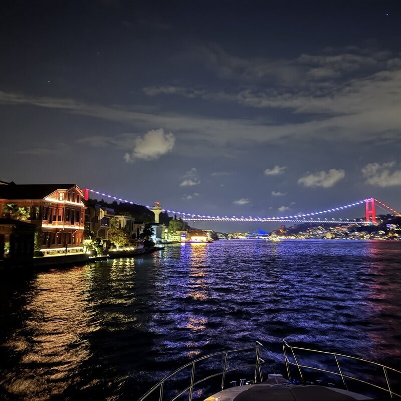 Ay Işığında Boğaz: Gece Saatlerinde Yat Kiralamanın Büyüsü