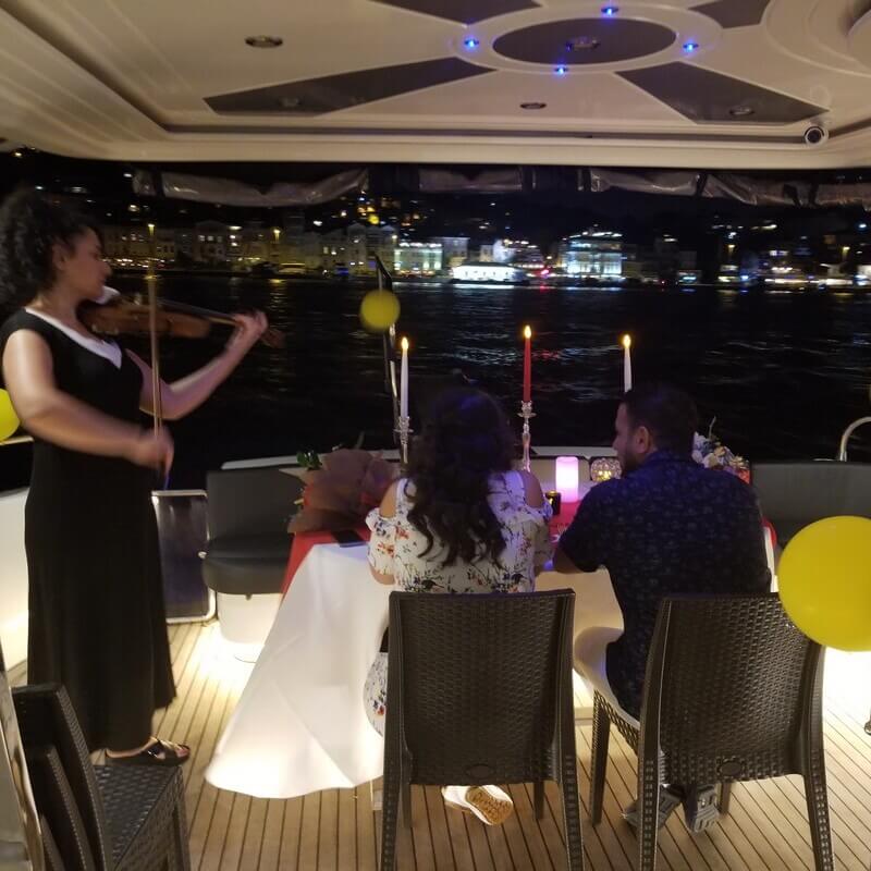 Is a Violinist Essential on a Yacht Tour? Guest Experiences and Tips